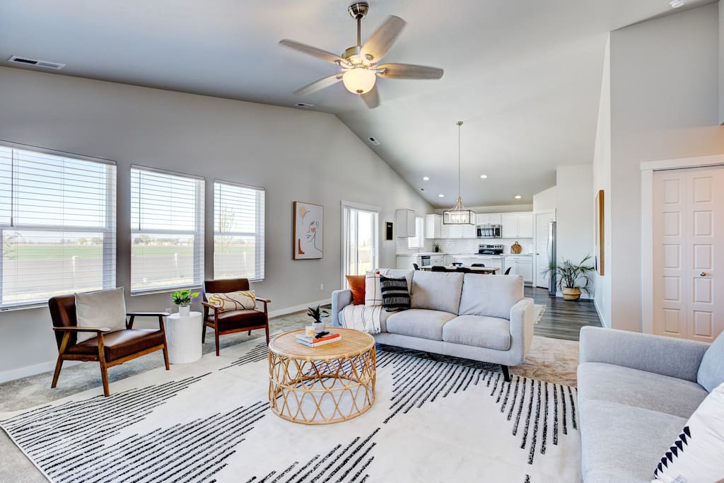 4-BDRM HOME Farmhouse at Grand Rapids