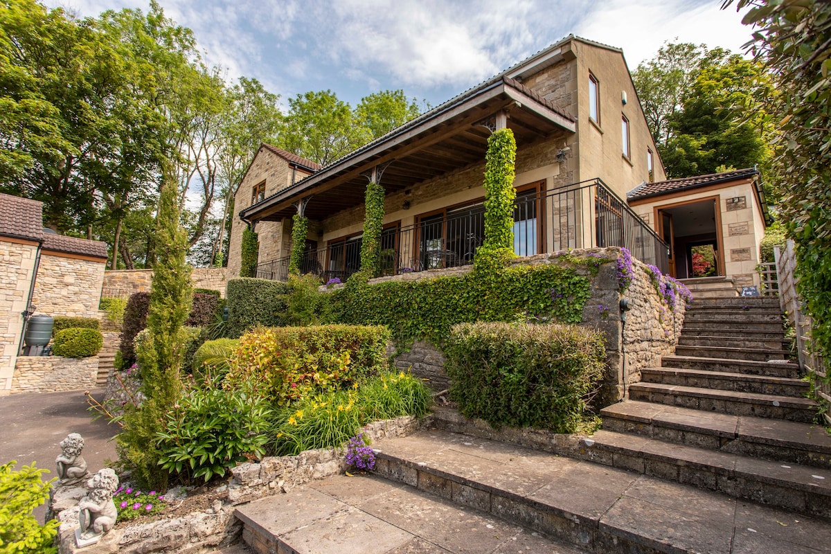 5 car o/s forecourt - detached 4 bedroom - Views! — Bath, England — vacation rental