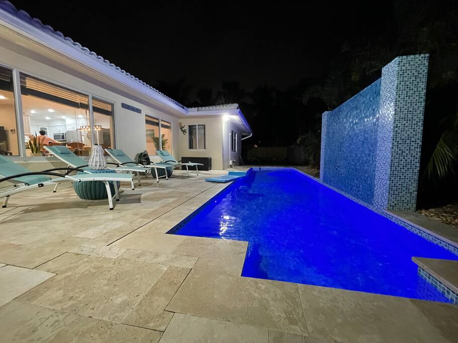 FIFA Beach Walk & Waterfall Pool in Lauderdale 4