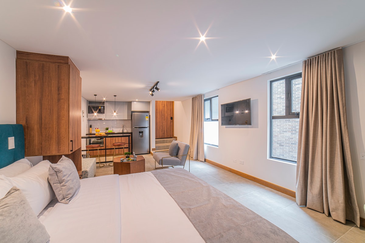 E204 • Quiet Studio King Bed • Walkable Centenario in Av. 3 Nte. #8, Granada