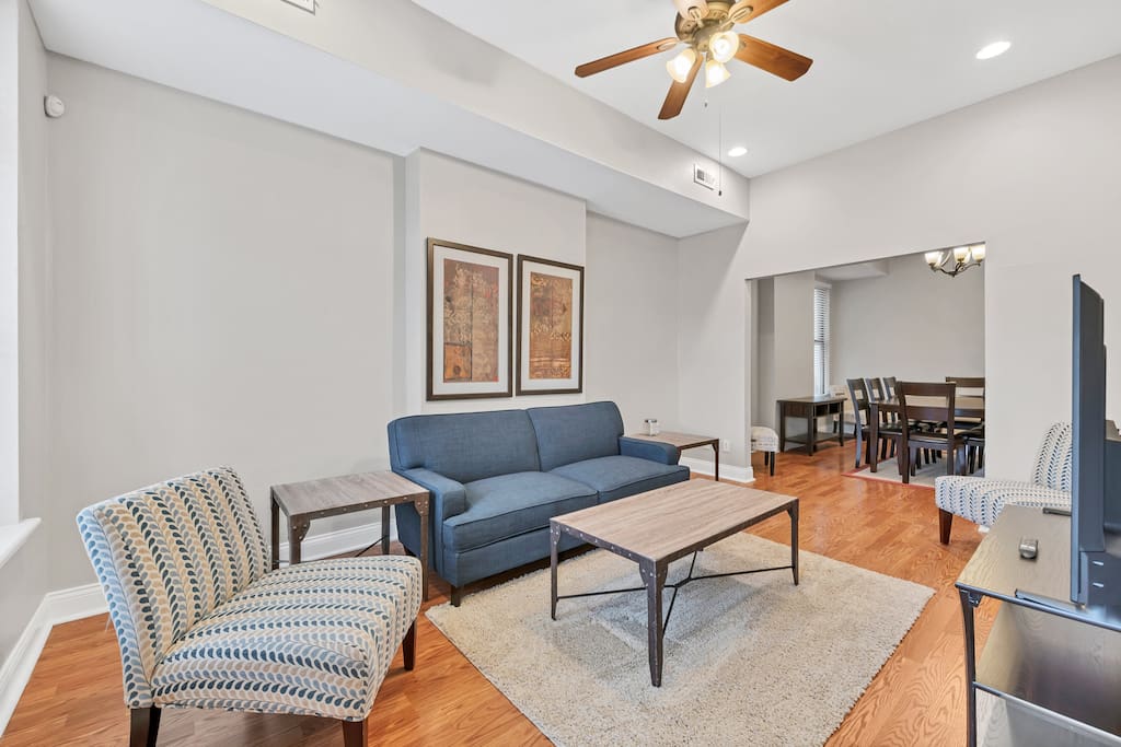 Charming Townhome With Central Location - Cozy Retreat For Groups - St. Louis, MO