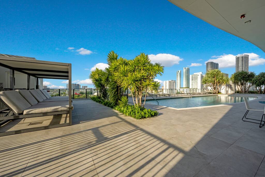 Trendy Midtown Art District for 3 I Pool & BBQ interior 2