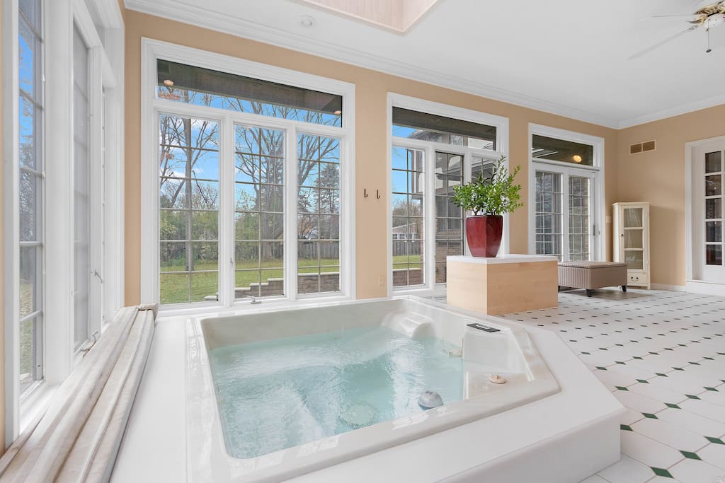 Manor on Terraview/Hot Tub/7br/ 7,200sqft — Green Bay, WI — vacation rental