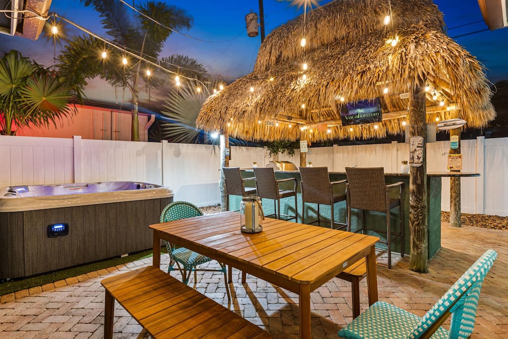 Charming Tiki Bar And Hot Tub - Delightful Coastal Retreat - Pompano Beach, FL
