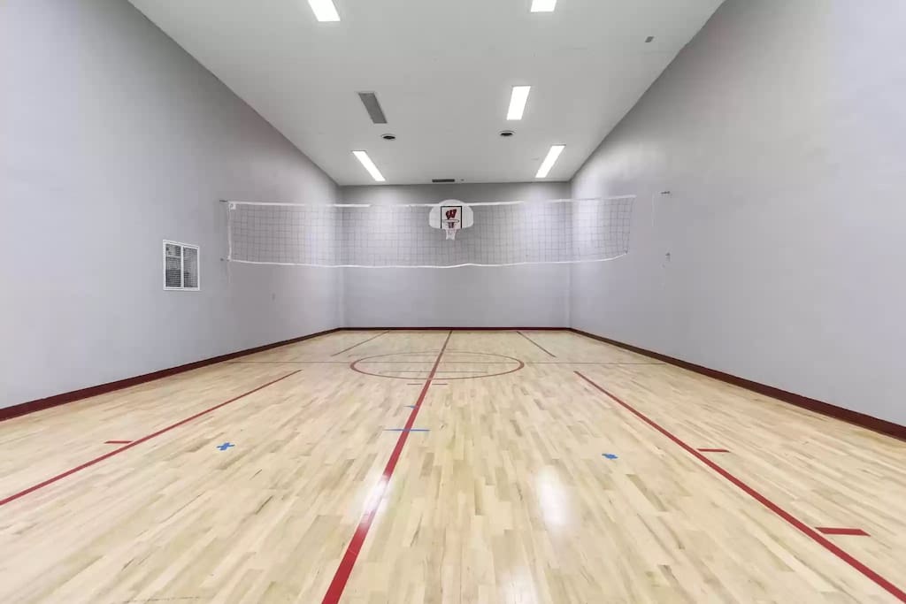 Preble Hills Oasis/Indoor Court/Hot Tub/Arcade — Green Bay, WI — vacation rental