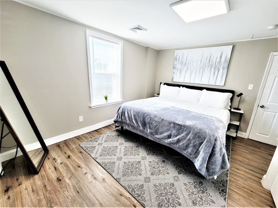 Modern Loft with Skyline Views - King & Queen Beds, Close to Downtown! 4