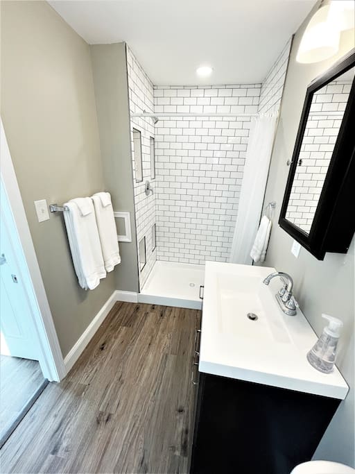 Modern Loft with Skyline Views - King & Queen Beds, Close to Downtown! 6