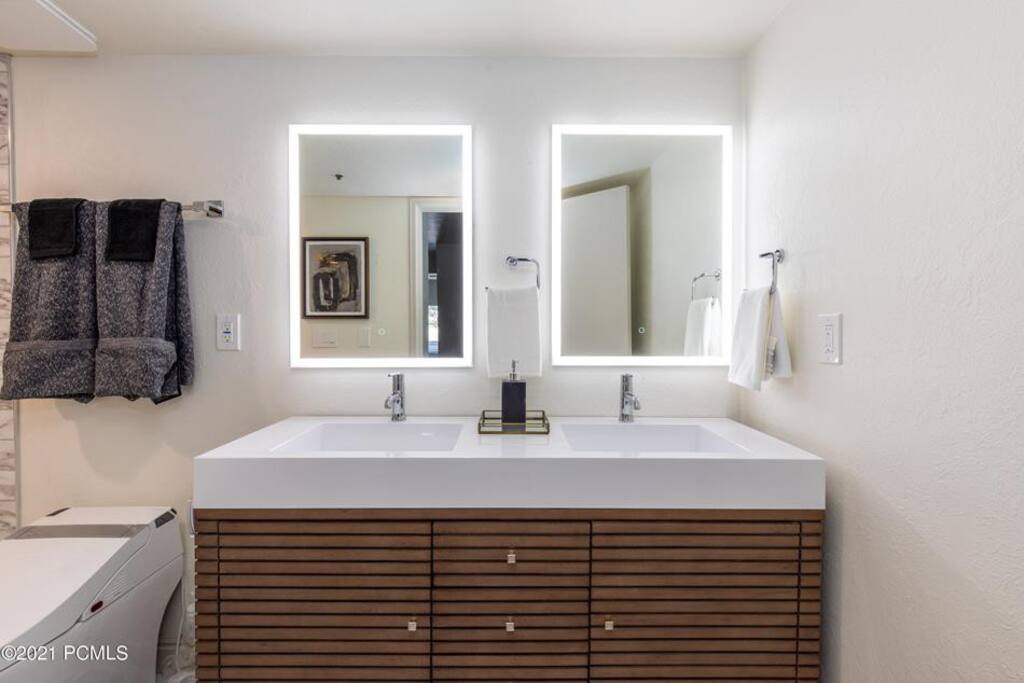 New Modern Ski Resort Condo with Mountainside View — view 4