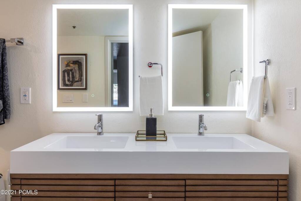 New Modern Ski Resort Condo with Mountainside View — view 5