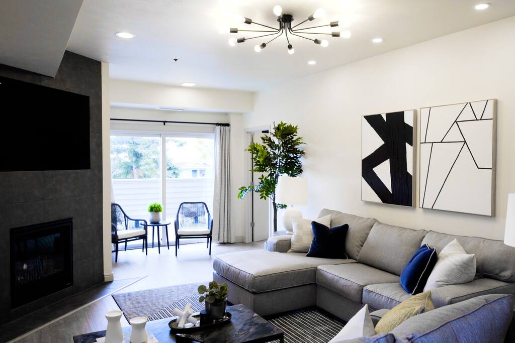 New Modern Ski Resort Condo with Mountainside View — view 2