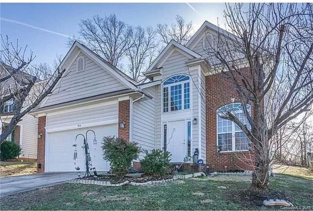 Cozy 4B/2.5B University Home King Beds Jacuzzi — Charlotte, NC — vacation rental