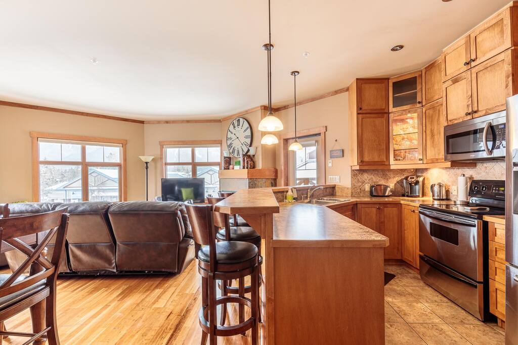 McAuley Manor Mountain Views, Downtown Location