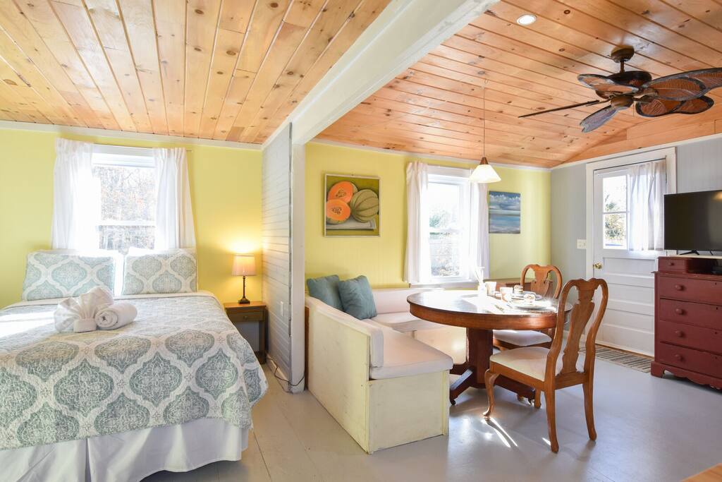 Photo 3 of Del Mar #14475 - Bright Cottage Close to Bayside Beaches!