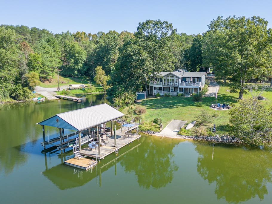 Lakefront Retreat w/ Game Room, Hot Tub, and Gym! — Goodview, VA — vacation rental
