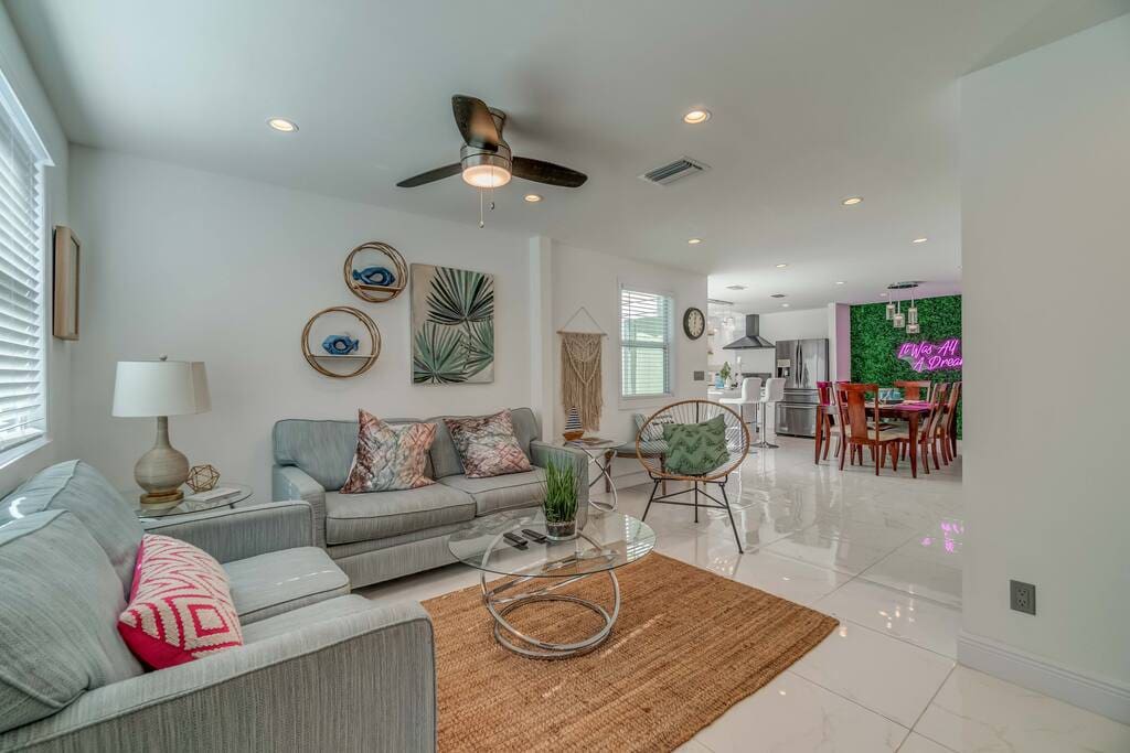 Spacious Backyard And Modern Comforts Await - Charming Oasis - Sarasota, FL