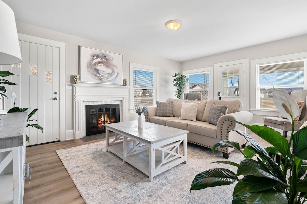 Cozy 4B Retreat Near Uptown King Beds Sleeps 12 — Charlotte, NC — vacation rental