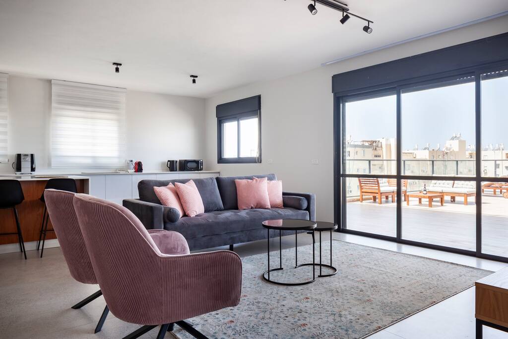 Beachside 3BR | Huge Patio| Mamad β Bat Yam, Center District β vacation rental