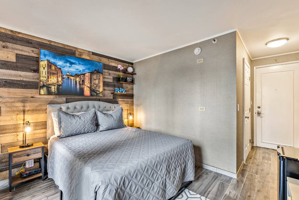 Picturesque Waikiki Hotel Room w/ Private Balcony! 2