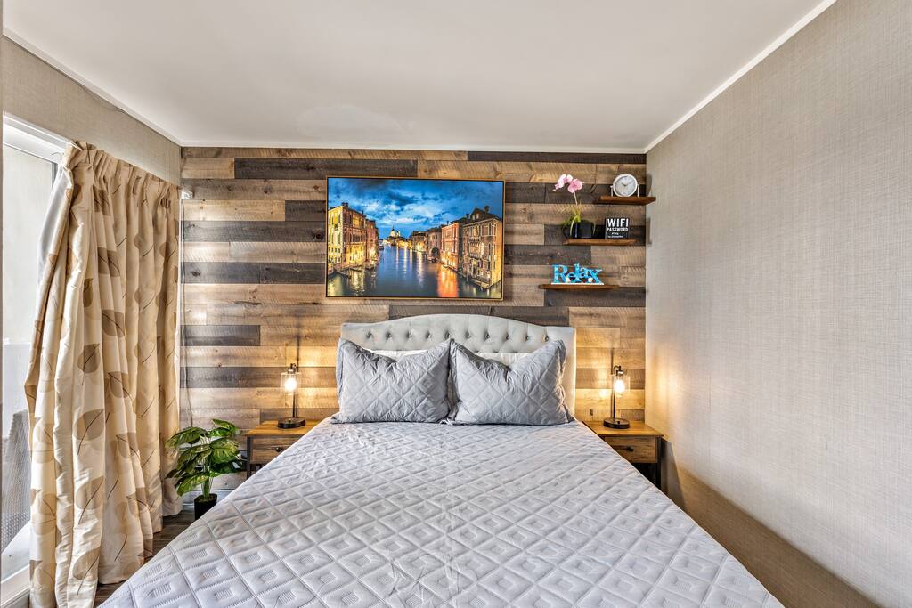 Picturesque Waikiki Hotel Room w/ Private Balcony! 4