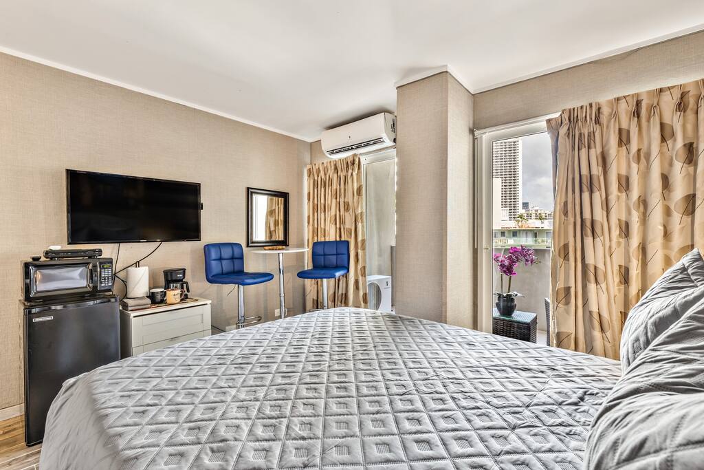 Picturesque Waikiki Hotel Room w/ Private Balcony! 3