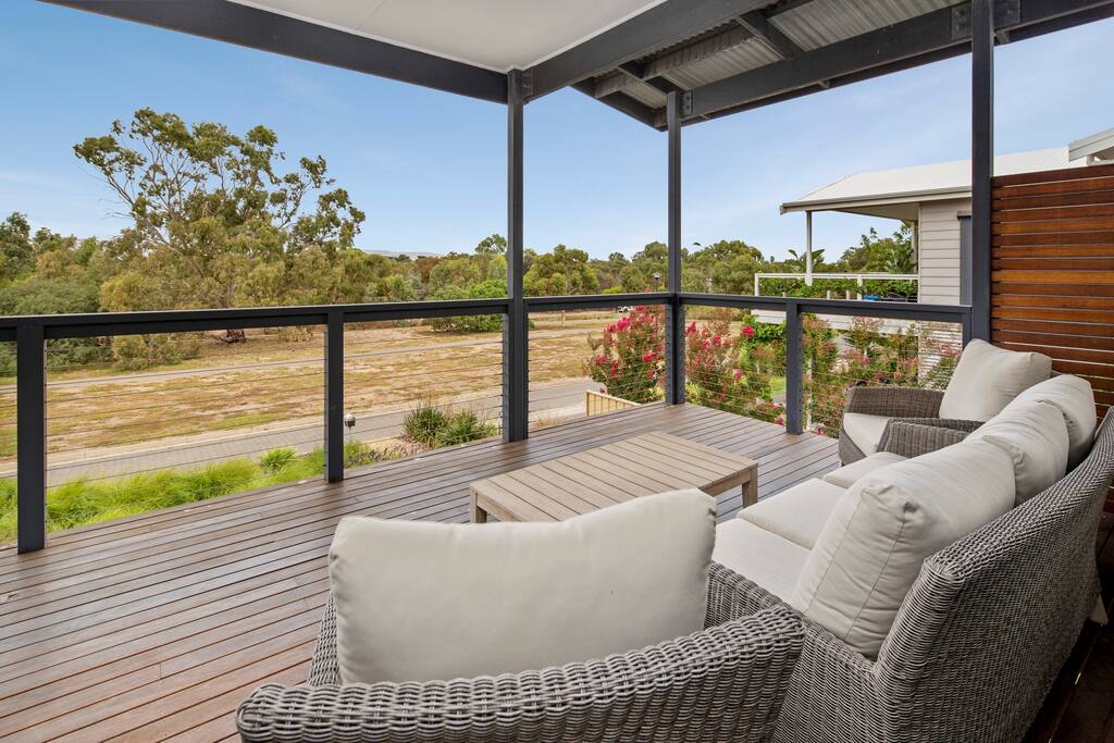 Jo's Sanctuary- 4 Bdrms, Sleeps 10, Beach & scrub