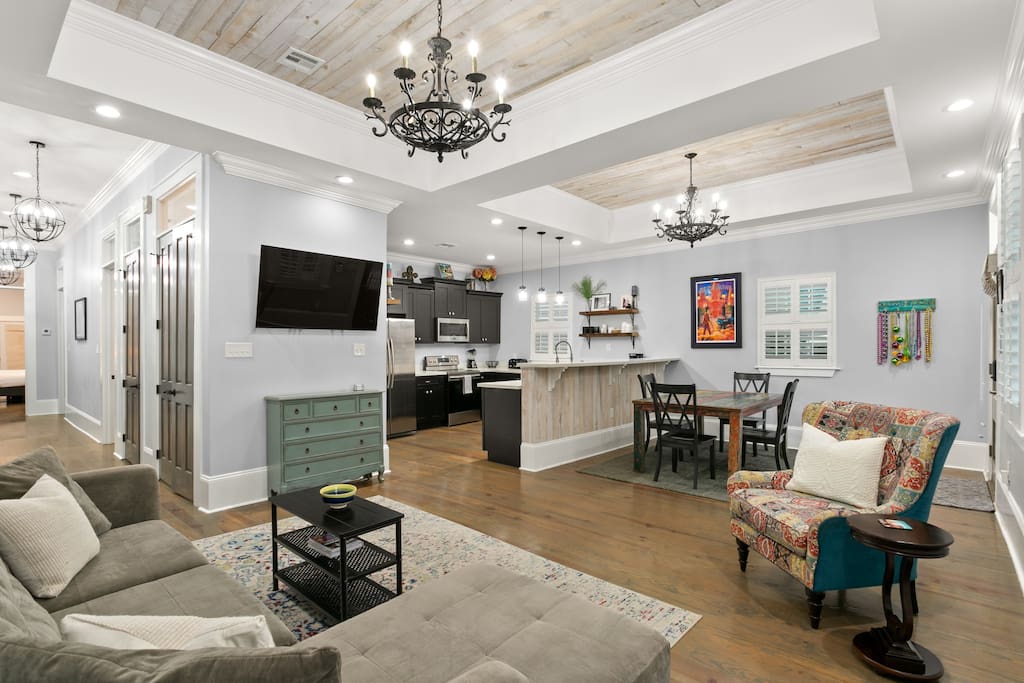 Spacious Living Area And Local Vibe - Inviting New Orleans Haven - New Orleans, LA
