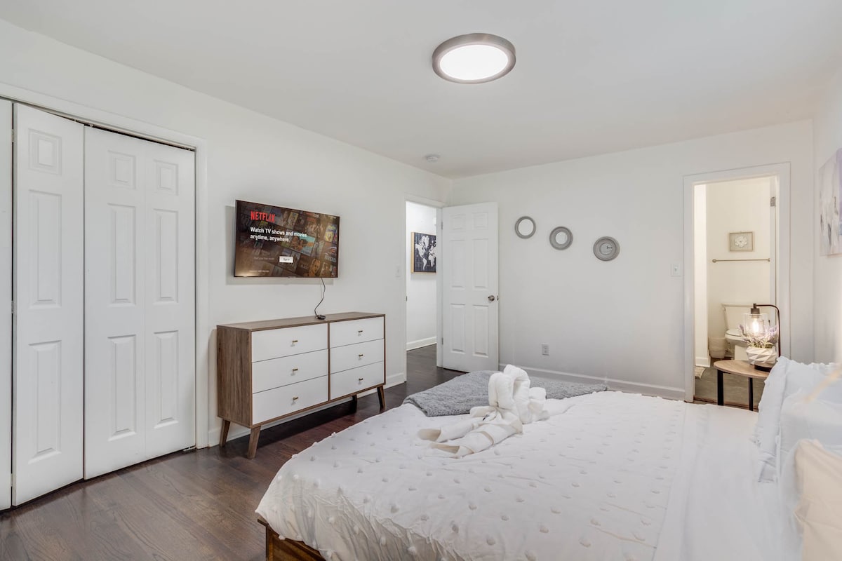 Work-ready Decatur home, sleeps 12 view 4