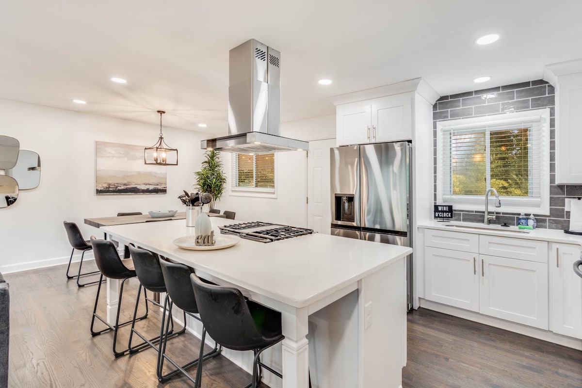 Work-ready Decatur home, sleeps 12 view 5