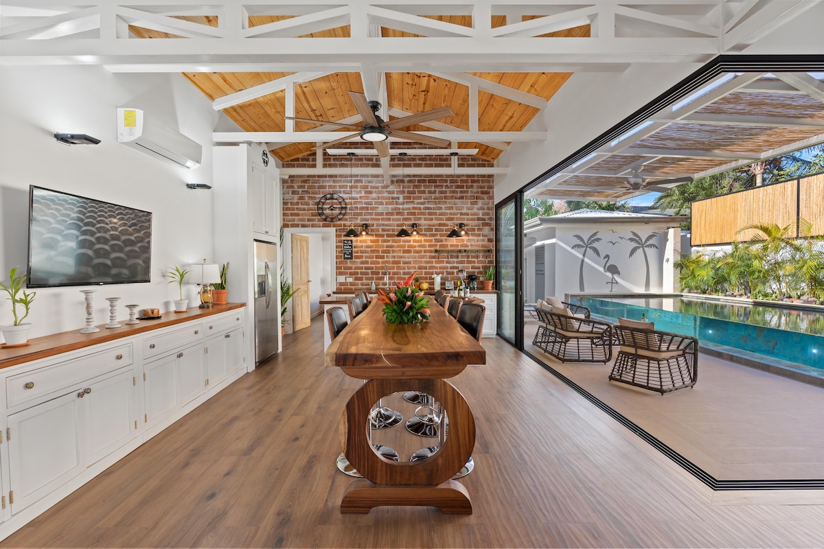 Glass Pool Villa 5min walk to the Beach, Concierge
