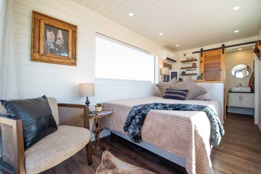 New! The Cowboy Boots-Shipping Container Home — Alpine, TX — vacation rental