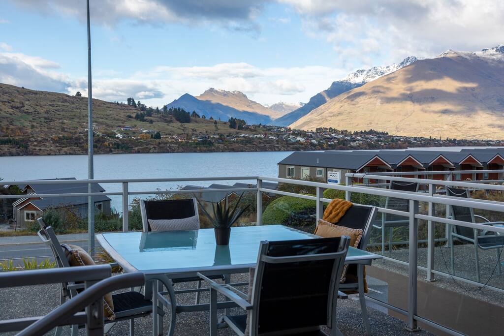 Breakfast with an incredible view at your holiday apartment in Queenstown