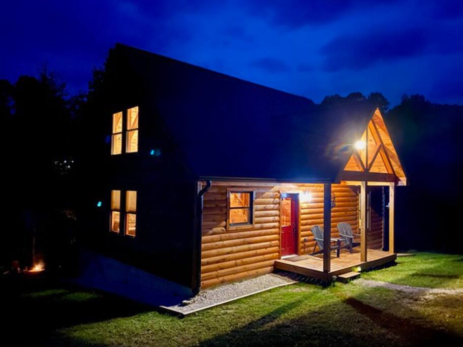 Billabong | RRG - LUX cabin | Hot tub | Pond Views — Central to Trails + Climbs | 3 Beds | Fire Pit | Nature — Pine Ridge, KY — vacation rental