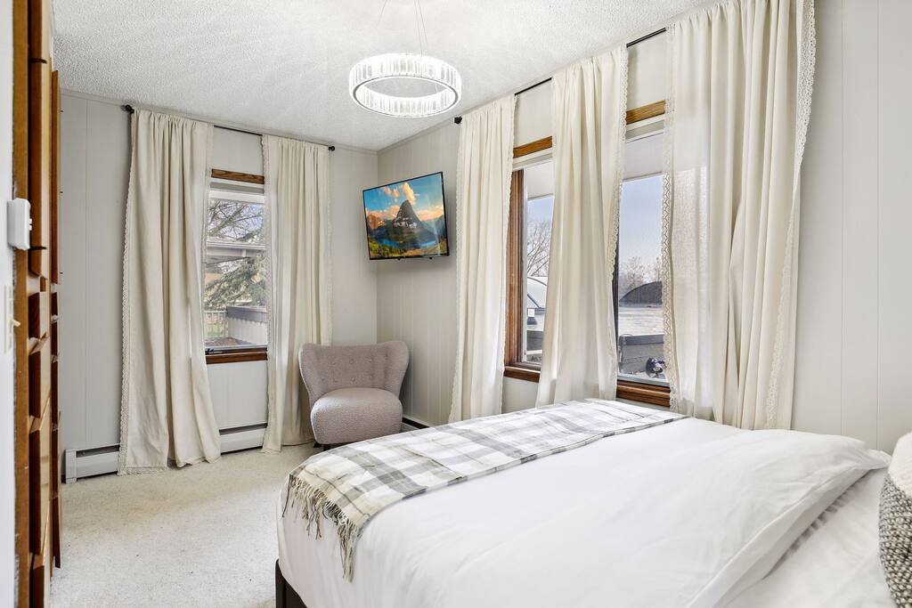 Bedroom 3, Main Level with attached bathroom