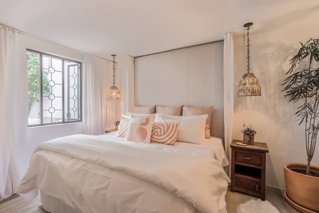 Casa Recreo: Ground-Floor King Suite Apartment in Centro near Parroquia — San Miguel de Allende, Guanajuato — vacation rental