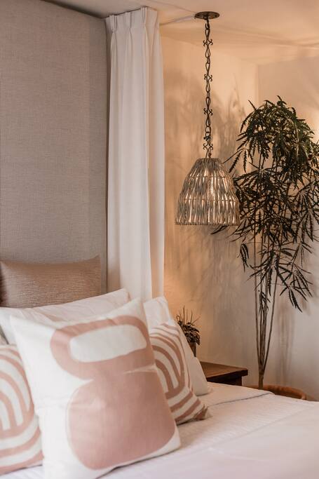 Luxury King Bed with Hotel Linens