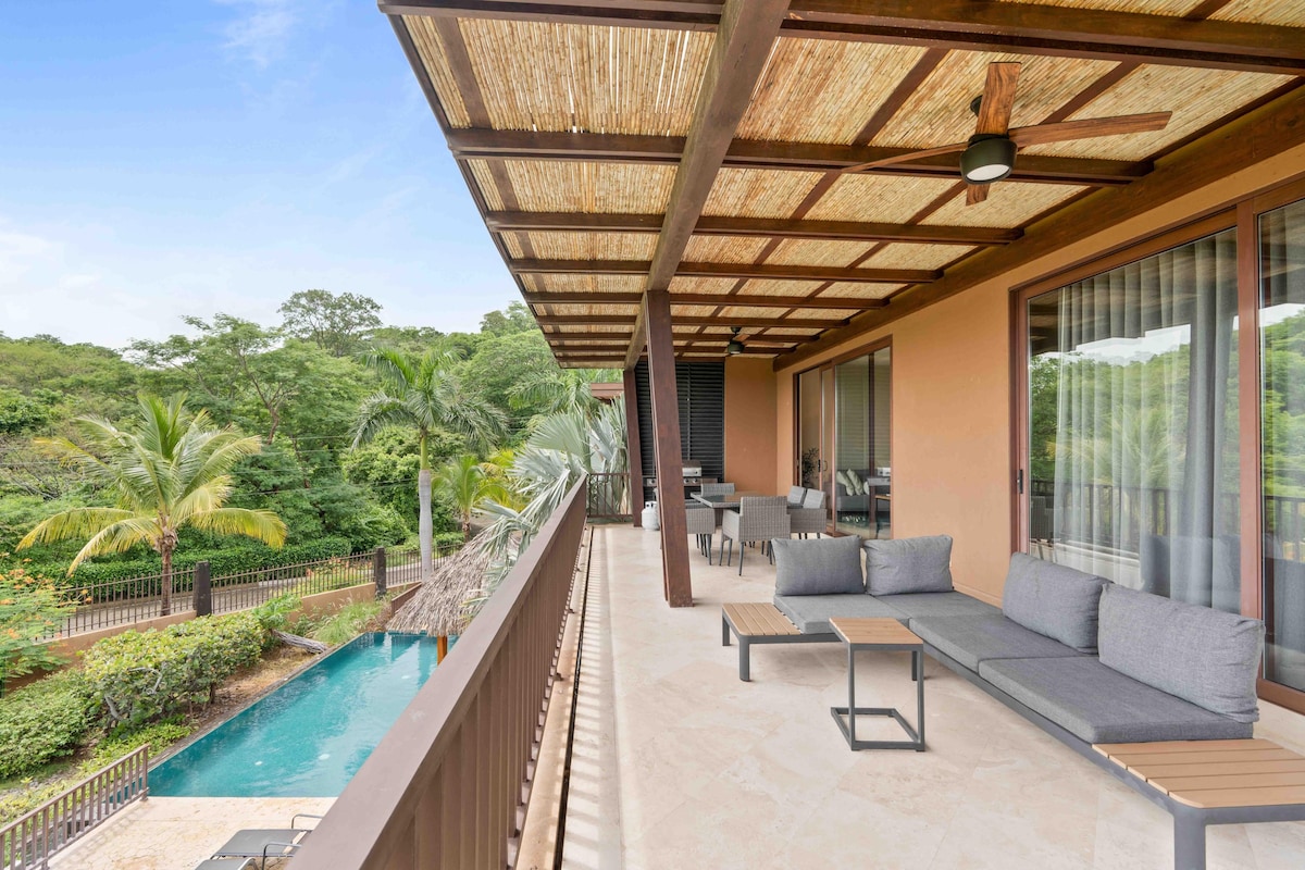 Hilltop Haven with Pool, Terrace and Sea Breeze