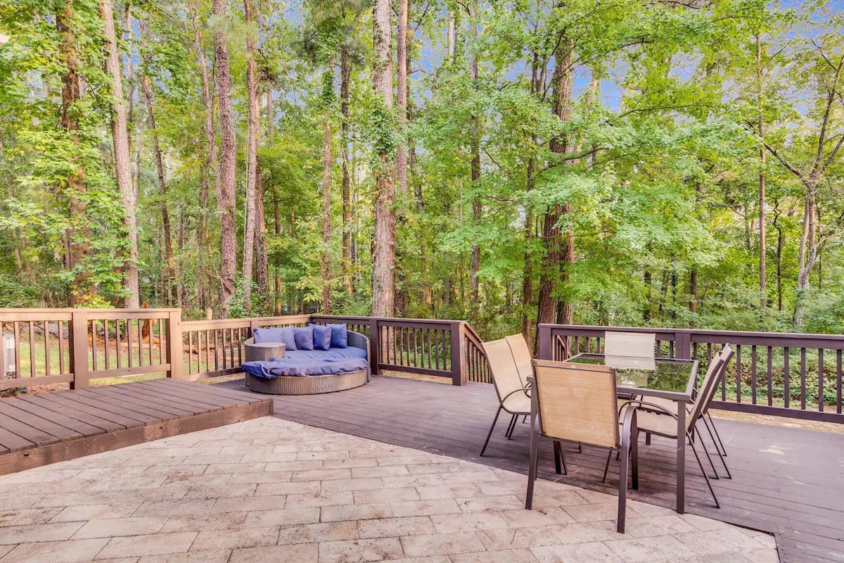 Group retreat with deck, sleeps 12 view 5