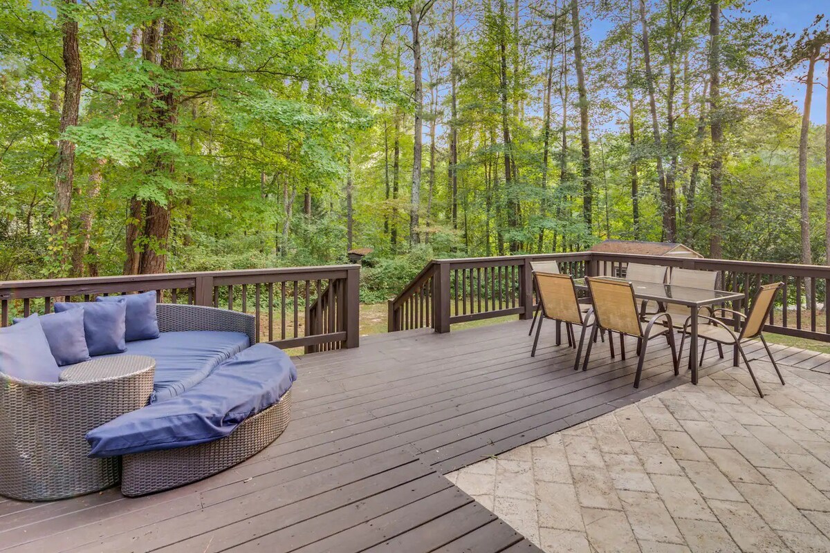 Group retreat with deck, sleeps 12 view 4