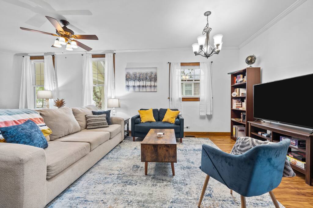 Bright home w/ hot tub & beach access — Norfolk, VA — vacation rental