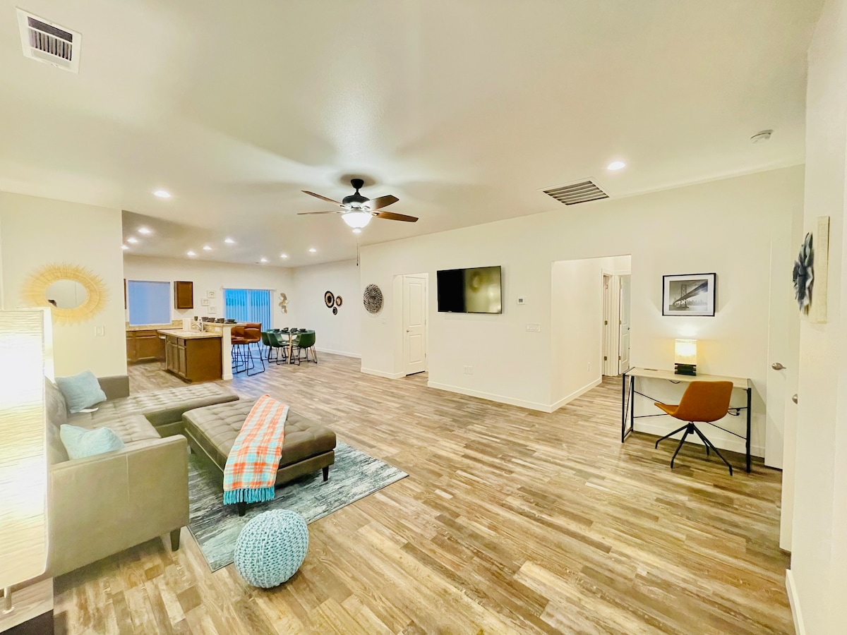 Fernley House-20 Min to USA Pkwy/ 5TVs Sleeps 13/Pet OK🦮🐈 — Fernley, NV — vacation rental