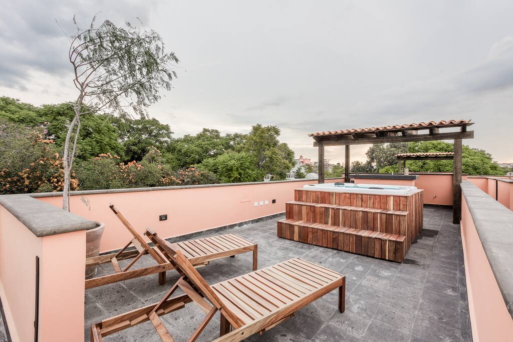 Shared jacuzzi hot tub and rooftop terrace