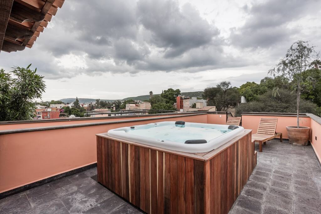 Shared jacuzzi hot tub and rooftop terrace