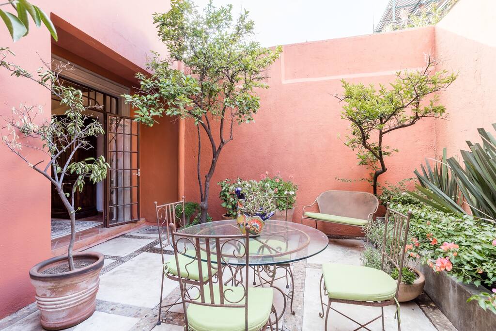 Outdoor Garden Patio with Outdoor Dining