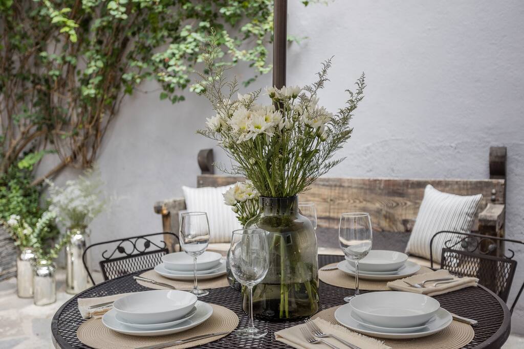 Outdoor Courtyard with Outdoor Dining Area