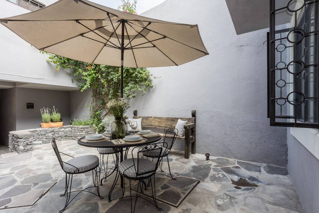 Outdoor Courtyard with Outdoor Dining Area