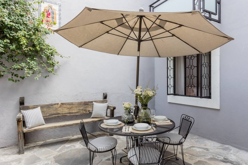 Outdoor Courtyard with Outdoor Dining Area