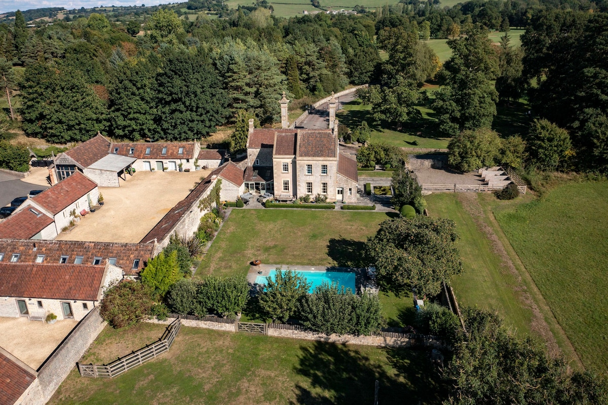 Stunning, historic family house with swimming pool — Bath, England — vacation rental
