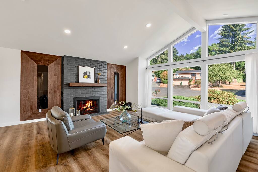 Tastefully Remodeled 4 Bedroom Home With Rainier View - Kirkland, WA