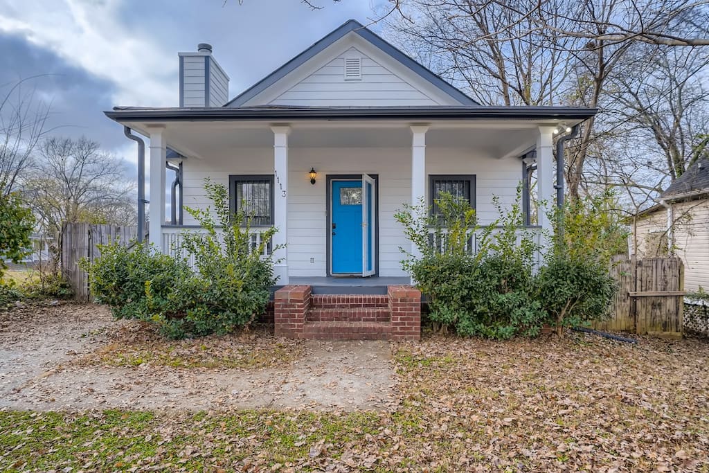Charming Bungalow With Open Floor Plan - Cozy Urban Retreat - Atlanta, GA