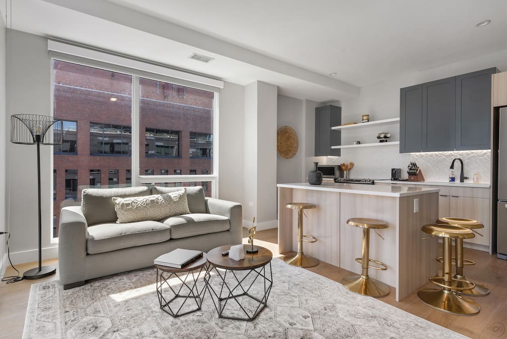 Cloud9 | Gold Coast Historic District | The Lloyd